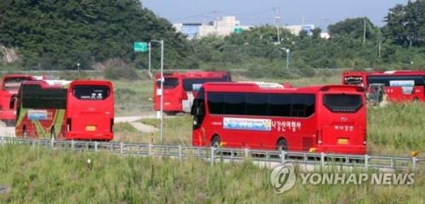 Buses enter the Saemangeum area in southwestern South Korea on Aug. 8, 2023, to transport World Scout Jamboree participants to Seoul and other regions. (Yonhap)
