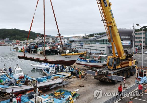 Ships are moved o<em></em>nto land at a port in Ulsan, 299 kilometers southeast of Seoul, on Aug. 8, 2023, ahead of the arrival of Typhoon Khanun. (Yonhap)