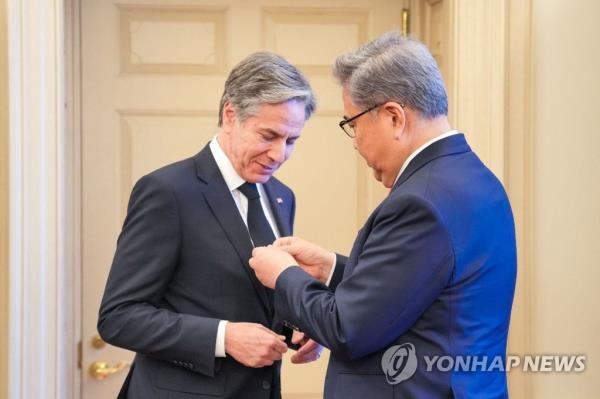South Korean Foreign Minister Park Jin (R) attaches a badge marking the 70th anniversary of the South Korea-U.S. alliance o<em></em>nto U.S. Secretary of State Antony Bl<em></em>inken's tie before their talks in Washington, D.C., on Feb. 3, 2023, in this file photo provided by Seoul's foreign ministry. (PHOTO NOT FOR SALE) (Yonhap)
