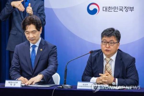 Yun Hyun-soo (R), head of the foreign ministry's bureau for climate change, energy, enviro<em></em>nment and scientific affairs, speaks during a daily briefing on the Fukushima issue on Aug. 16, 2023. (Yonhap)