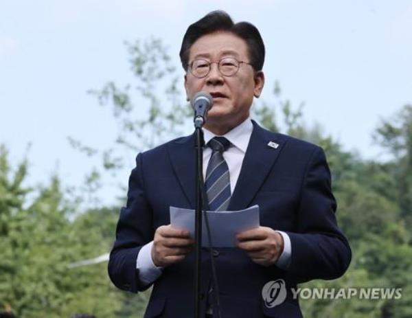 Lee Jae-myung, chair of the Democratic Party, speaks to reporters in front of the Seoul Central District Prosecutors Office on Aug. 17, 2023. (Yonhap)