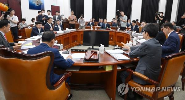 Natio<em></em>nal Intelligence Service officials and lawmakers attend a parliamentary intelligence committee meeting at the Natio<em></em>nal Assembly in Seoul on Aug. 17, 2023. (Yonhap)