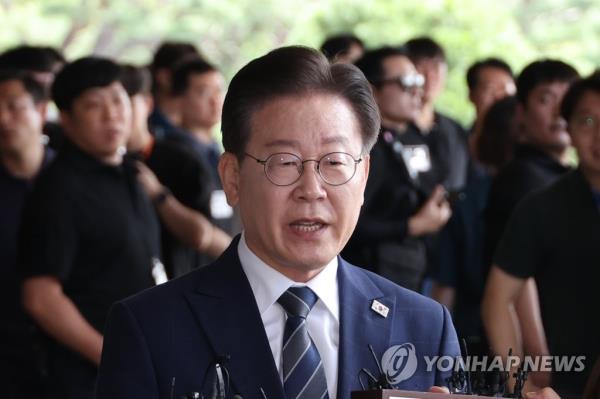 Lee Jae-myung, chairman of the main opposition Democratic Party, answers a reporter's question while entering the Seoul Central District Prosecutors Office on Aug. 17, 2023, to undergo questio<em></em>ning over allegations that he had provided administrative favors to a private developer for a property project in the Baekhyeon-dong district in Seongnam, just south of Seoul, while serving as the mayor in the mid-2010s. (Yonhap)