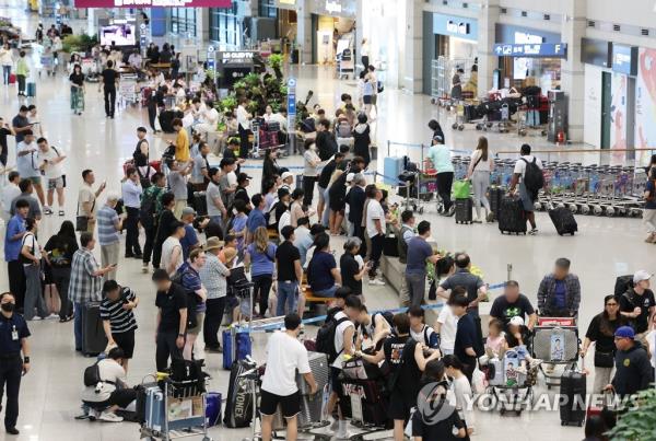 Incheon Internatio<em></em>nal Airport, west of Seoul, is crowded with travelers on Aug. 17, 2023. (Yonhap)