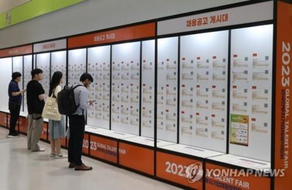 数据显示，超过120万年轻人毕业后没有工作