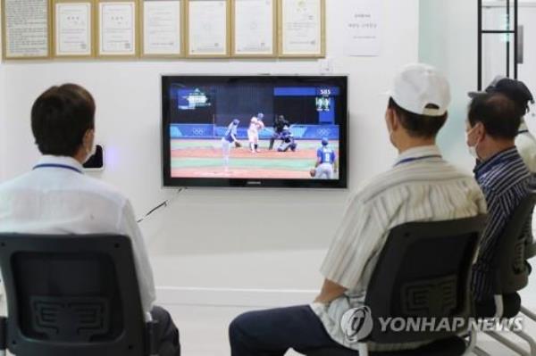 This file photo shows people watching TV at a heat wave shelter in Seoul on Aug. 2, 2021. (Yonhap)