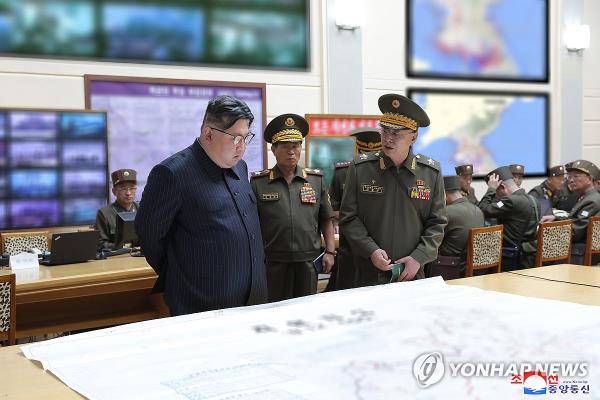 This photo, carried by North Korea's Korean Central News Agency on Aug. 31, 2023, shows the North's leader Kim Jong-un (L) visiting the training command post of the General Staff of the Korean People's Army the previous day as the country co<em></em>nducted military command drills involving the entire army on Aug. 29. (For Use o<em></em>nly in the Republic of Korea. No Redistribution) (Yonhap)