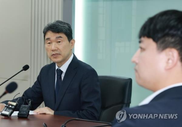 Education Minister Lee Ju-ho (L) announces a message calling for efforts to enhance teachers' rights in a news co<em></em>nference in Seoul on Sept. 3, 2023. (Yonhap)