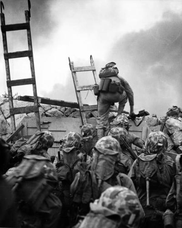 A photo of U.S. First Lt. Baldomero Lopez leading his platoon over the sea wall during the Incheon Landing Operation of the Korean War in 1950, provided by the Natio<em></em>nal Archives of Korea. (PHOTO NOT FOR SALE) (Yonhap)
