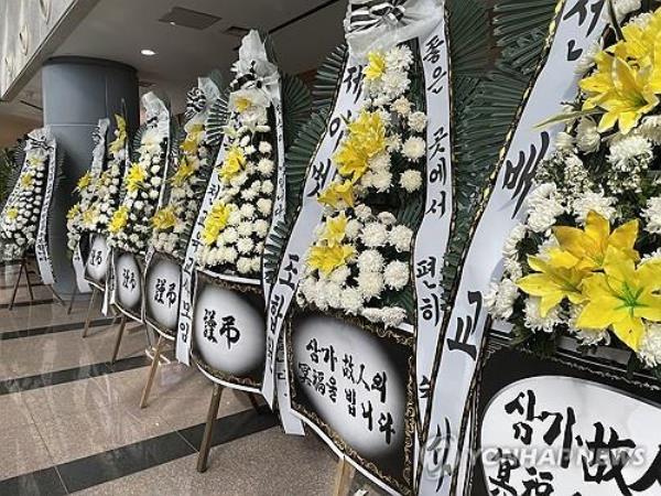 Mourning flowers line the wall of a place ho<em></em>noring a dead teacher in the southern city of Jeonju, North Jeolla Province, on Sept. 4, 2023. (Yonhap)