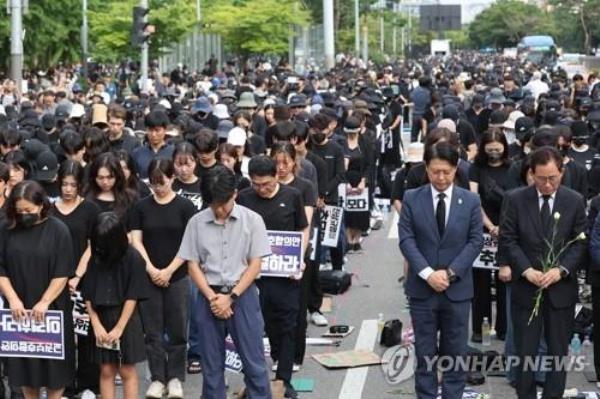 Teachers and participants pay silent tribute during a rally in front of the Natio<em></em>nal Assembly on Sept. 4, 2023, mourning the death of a distressed young teacher and calling for enhanced teachers' rights. (Yonhap)