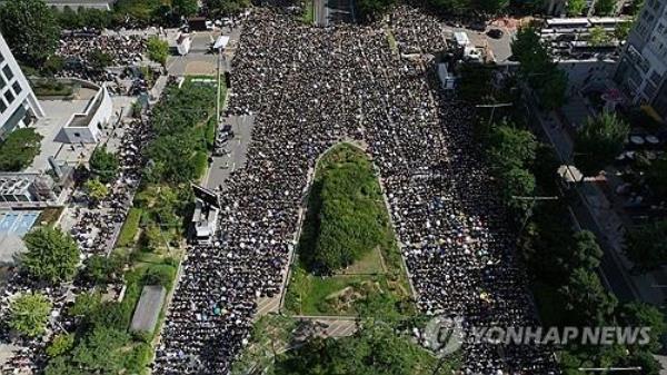 This image provided by organizers shows a mass commemoration rally by teachers in Seoul's Yeouido on Sept. 2, 2023. (PHOTO NOT FOR SALE) (Yonhap)