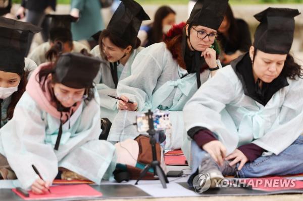 10名外国人中有8人对在韩国的生活感到满意
