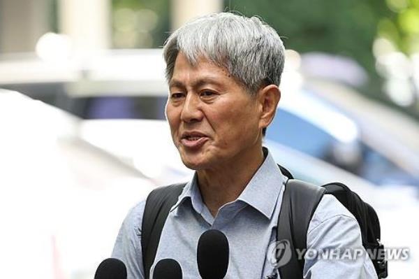 Shin Hak-lim, a former leader of a journalists' unio<em></em>n, speaks to reporters in Goyang, Gyeo<em></em>nggi Province, on Sept. 1, 2023. (Yonhap)