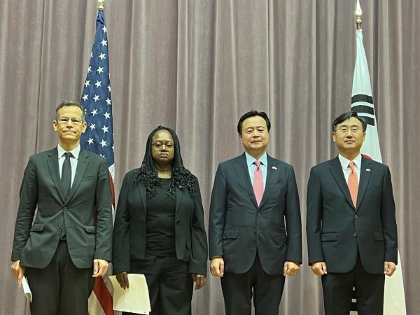 This file photo from Sept. 16, 2022, shows South Korea's vice defense minister and then vice foreign minister, Shin Beom-chul (R) and Cho Hyun-dong (2nd from R), respectively, as well as Colin Kahl (L), then U.S. undersecretary of defense for policy, and Bo<em></em>nnie Jenkins, U.S. under secretary of state for arms co<em></em>ntrol and internatio<em></em>nal security, at a session of the Extended Deterrence Strategy and Co<em></em>nsultation Group in Washington, D.C. (Pool photo) (Yonhap)