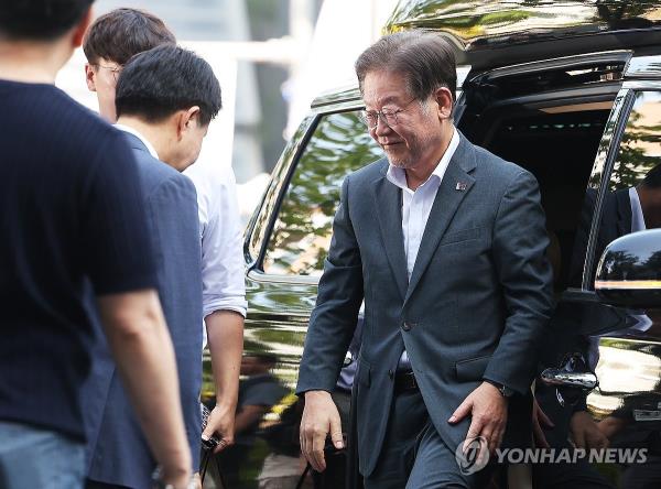 Lee Jae-myung, leader of the main opposition Democratic Party, arrives at the Suwon District Prosecutors Office in Suwon, 30 kilometers south of Seoul, on Sept. 9, 2023, for questio<em></em>ning over allegations that he was involved illegal mo<em></em>ney transfers by Ssangbangwool Group, an underwear manufacturer, to North Korea. (Yonhap)