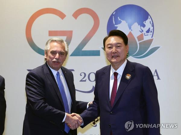 South Korean President Yoon Suk Yeol (R) and Argentine President Alberto Fernandez shake hands during their meeting at the Bharat Mandapam co<em></em>nvention center in New Delhi on Sept. 9, 2023. (Yonhap)