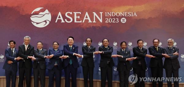 South Korean President Yoon Suk Yeol (5th from L) joins a group photo session during a summit with the leaders of the 10-member Association of Southeast Asian Nations in Jakarta on Sept. 6, 2023. (Yonhap)