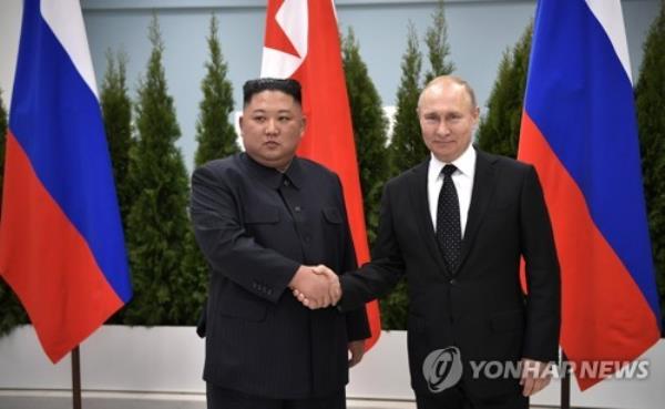 This file photo, taken April 25, 2019 and provided by the Kremlin, shows North Korean leader Kim Jong-un shaking hands with Russian President Vladimir Putin during their summit in Vladivostok. (PHOTO NOT FOR SALE) (Yonhap)