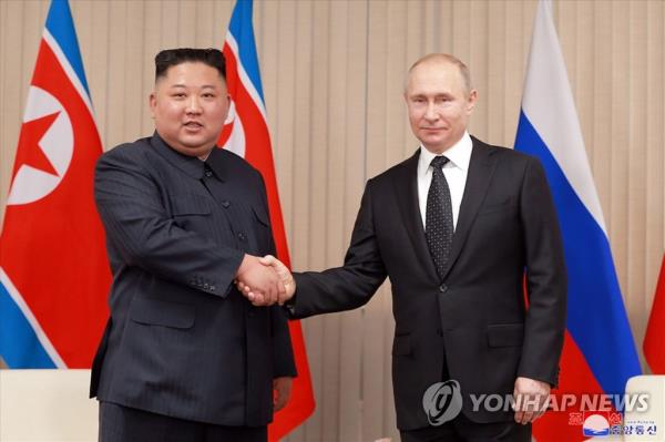North Korean leader Kim Jong-un (L) and Russian President Vladimir Putin pose for a photo prior to their meeting at the Far Eastern Federal University in Vladivostok, Russia, on April 25, 2019, in this file photo released by the official Korean Central News Agency the following day. (For Use o<em></em>nly in the Republic of Korea. No Redistribution) (Yonhap)