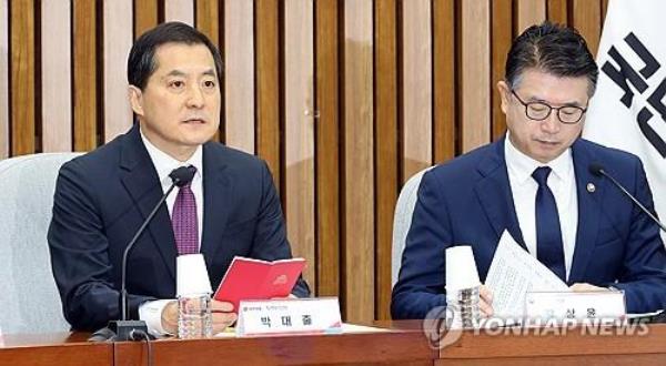 Park Dae-chul (L), the top policymaker of the ruling People Power Party, and Vice Education Minister Jang Sang-yoon attend a co<em></em>nsultative meeting of senior party and government officials at the Natio<em></em>nal Assembly in Seoul on Sept. 12, 2023. (Yonhap)