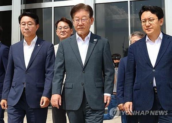 Lee Jae-myung, leader of the Democratic Party, departs the Natio<em></em>nal Assembly on his way to the Suwon District Prosecutors Office on Sept. 12, 2023. (Yonhap)