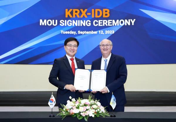 Sohn Byung-doo (L), CEO of the Korea Exchange (KRX), and Ilan Goldfajn, head of the Inter-American Development Bank, pose for a photo after signing a memorandum of understanding to improve cooperation, at the KRX headquarters in western Seoul on Sept. 12, 2023, in this photo provided by the KRX. (PHOTO NOT FOR SALE) (Yonhap)