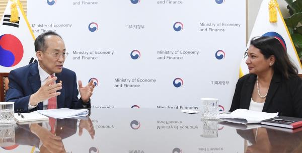 Finance Minister Choo Kyung-ho (L) speaks with Shelly Shetty, a managing director at global rating agency Fitch Ratings, in Seoul on Sept. 12, 2023, in this photo released by the Ministry of Eco<em></em>nomy and Finance. (PHOTO NOT FOR SALE) (Yonhap)
