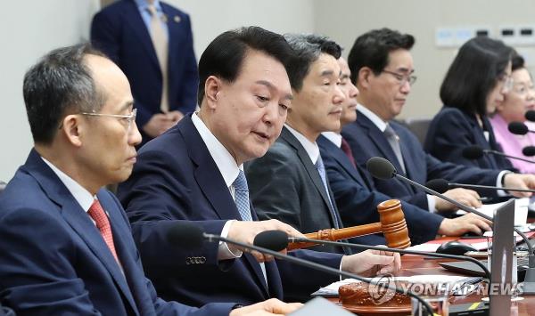 President Yoon Suk Yeol (2nd from L) bangs the gavel to open a Cabinet meeting at the presidential office in Seoul on Sept. 12, 2023. (Pool photo) (Yonhap)