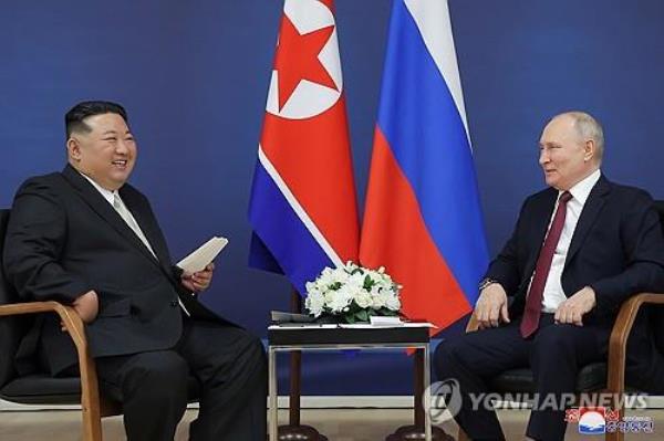 North Korean leader Kim Jong-un (L) holds a summit with Russian President Vladimir Putin at the Vostochny space center in Russia's Amur region on Sept. 13, 2023, in this photo released by the North's Korean Central News Agency the next day. (For Use o<em></em>nly in the Republic of Korea. No Redistribution) (Yonhap)