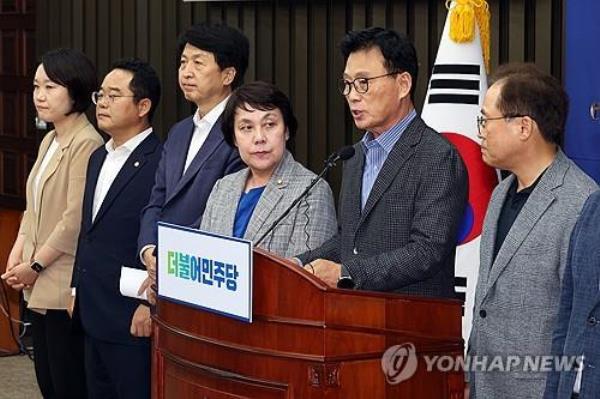 Park Kwang-on (2nd from R), floor leader of the main opposition Democratic Party, reads a resolution from an emergency meeting of the party's lawmakers at the Natio<em></em>nal Assembly in Seoul on Sept. 16, 2023. (Pool photo) (Yonhap)