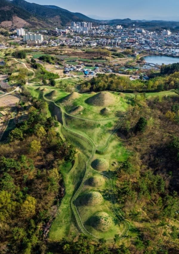 Changnyeong Gyo-dong and Songhyeon-dong Tumuli, a cluster of tombs of Korea's ancient co<em></em>nfederation Gaya located in Changnyeong, South Gyeo<em></em>ngsang Province, is seen in this photo from the Cultural Heritage Administration's homepage. (PHOTO NOT FOR SALE) (Yonhap)