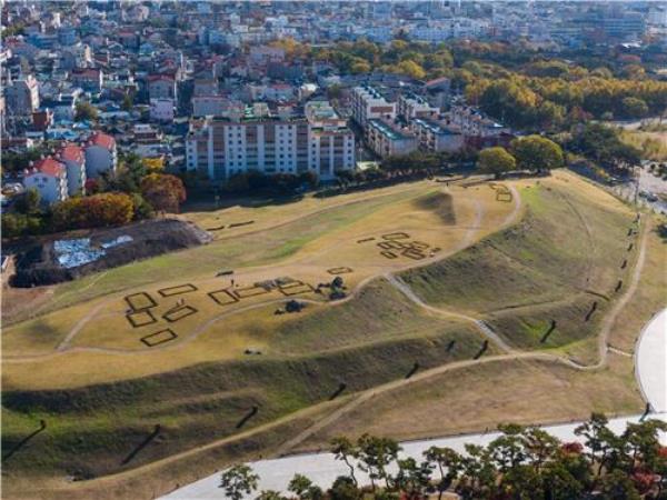 Daeseong-dong Tumuli in Gimhae, South Gyeo<em></em>ngsang Province, a cluster of tombs of Korea's ancient co<em></em>nfederation Gaya, is seen in this photo from the Cultural Heritage Administration's homepage. (PHOTO NOT FOR SALE) (Yonhap)