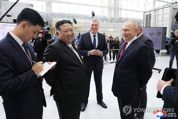 North Korean leader Kim Jong-un (2nd from L) talks with Russian President Vladimir Putin (R) at the Vostochny Cosmodrome space launch center in the Russian Far East on Sept. 13, 2023, in this photo released by the North's official Korean Central News Agency the next day. (For Use o<em></em>nly in the Republic of Korea. No Redistribution) (Yonhap)