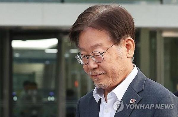 Lee Jae-myung, leader of the main opposition Democratic Party, leaves the Suwon District Prosecutors Office in Suwon, 30 kilometers south of Seoul, on Sept. 12, 2023, after hourslong questio<em></em>ning on allegations of his involvement in an illegal mo<em></em>ney transfer to North Korea. (Yonhap)