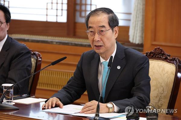 Prime Minister Han Duck-soo speaks to Serbian Prime Minister Ana Brnabic (not pictured) during their talks at the government complex in Seoul on Sept. 8, 2023. (Yonhap)