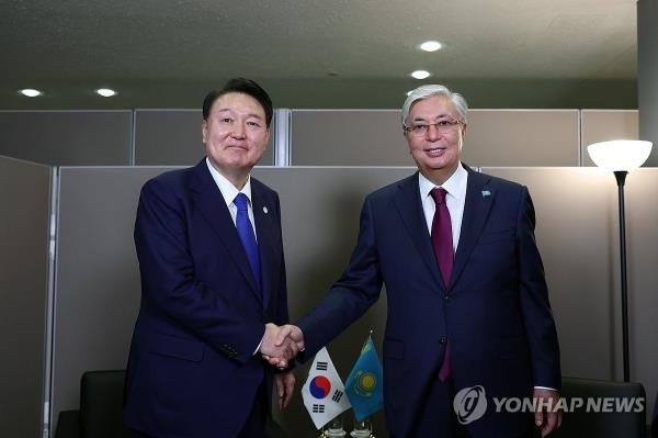 South Korean President Yoon Suk Yeol (L) poses for a photo with Kazakh President Kassym-Jomart Tokayev prior to their talks in New York on Sept. 19, 2023, on the sidelines of the U.N. General Assembly. (Pool photo) (Yonhap)