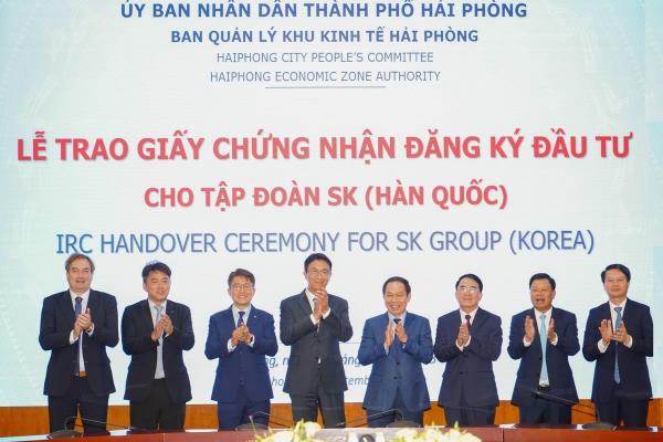 SKC CEO Park Won-cheol (4th from L) poses for a photo with Le Tien Chau (4th from R), party committee secretary for Hai Phong city, and other officials during a ceremony in the Vietnamese city for SKC's investment to build a facility to produce biodegradable plastic materials on Sept. 22, 2023, in this photo provided by SKC. (PHOTO NOT FOR SALE) (Yonhap) 