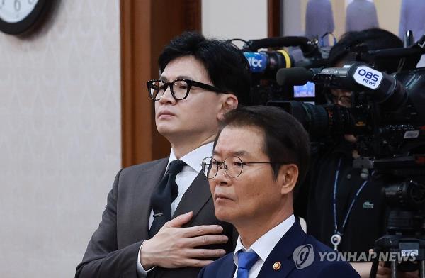 This file image shows Labor Minister Lee Jeong-sik (R) and Justice Minister Han Dong-hoon. (Yonhap)