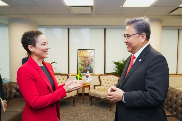 韩国和牙买加外长讨论双边关系和发展合作