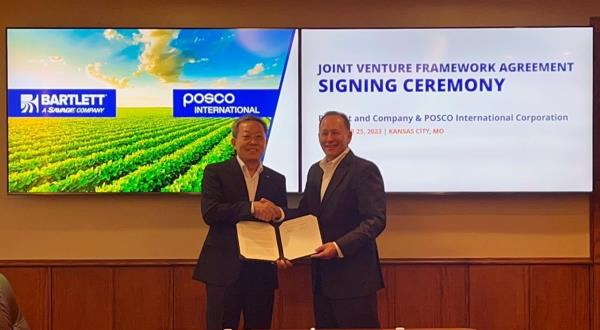 POSCO Internatio<em></em>nal Vice President and CEO Jeong Tak (L) poses for a photo with Kirk Aubry, CEO and president at Savage Companies, the parent of Bartlett and Company, during the signing ceremony for the joint venture f<em></em>ramework agreement, in Kansas City, Missouri, on Sept. 25, 2023, in this photo provided by POSCO International. (PHOTO NOT FOR SALE) (Yonhap)