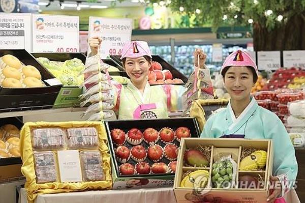 Fruits and other goods are on display as gifts for Chuseok at a discount store in Sept. 18, 2023. (Yonhap) 