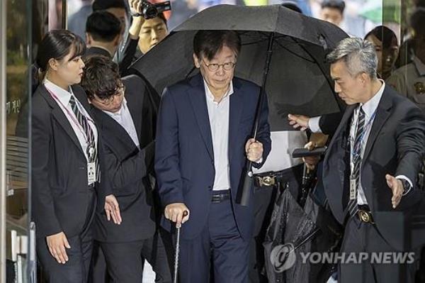 反对党领袖李在镕出席首尔法院的逮捕令听证会