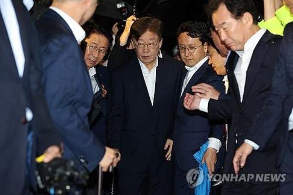 Lee Jae-myung (C), leader of the main opposition Democratic Party, is released from the Seoul Detention Center in Uiwang, 25 kilometers south of Seoul, on Sept. 27, 2023, after a court rejected an arrest warrant sought for him. (Yonhap)