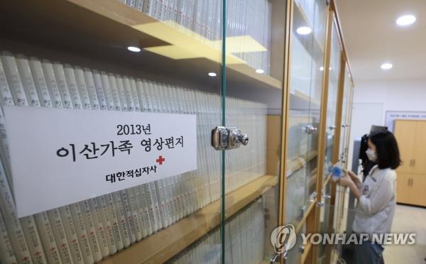 This file photo, taken Sept. 8, 2022, shows an official at the Korean Red Cross checking a collection of video messages by South Korean families separated by the 1950-53 Korean War. The video letters were produced for delivery to the separated families' kin in North Korea. (Yonhap)