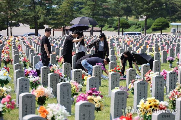 This Sept. 10, 2023, file photo shows visitors remembering their family members at the Daejeon Natio<em></em>nal Cemetery in the central city of Daejeon, 139 kilometers south of Seoul. (Yonhap)