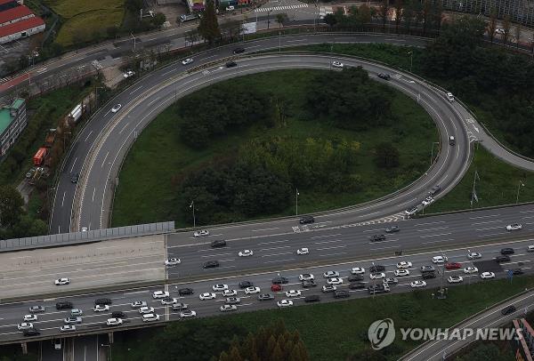 This photo, taken aboard a police helicopter and provided by Korea Expressway Corp., shows an aerial view of a road junction clogged with heavy traffic in Suwon, just south of Seoul, on Sept. 27, 2023, as people headed to their hometowns to celebrate Chuseok. (PHOTO NOT FOR SALE) (Yonhap) 