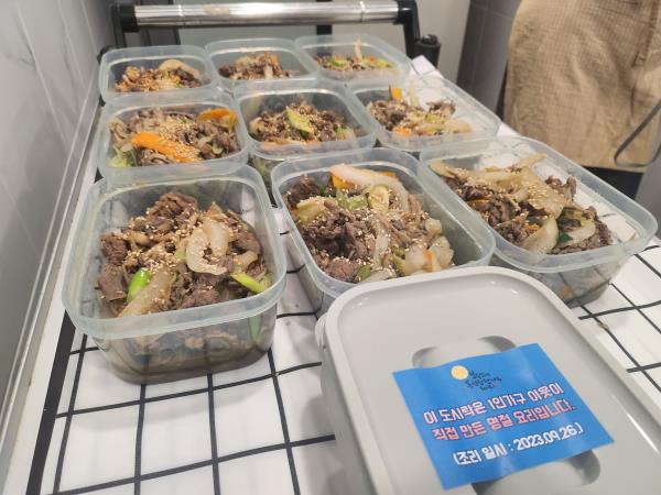 Ten lunchboxes stuffed with freshly cooked 'bulgogi' are ready to be delivered to low-income households who live alone, ahead of the Chuseok holidays. (Yonhap)