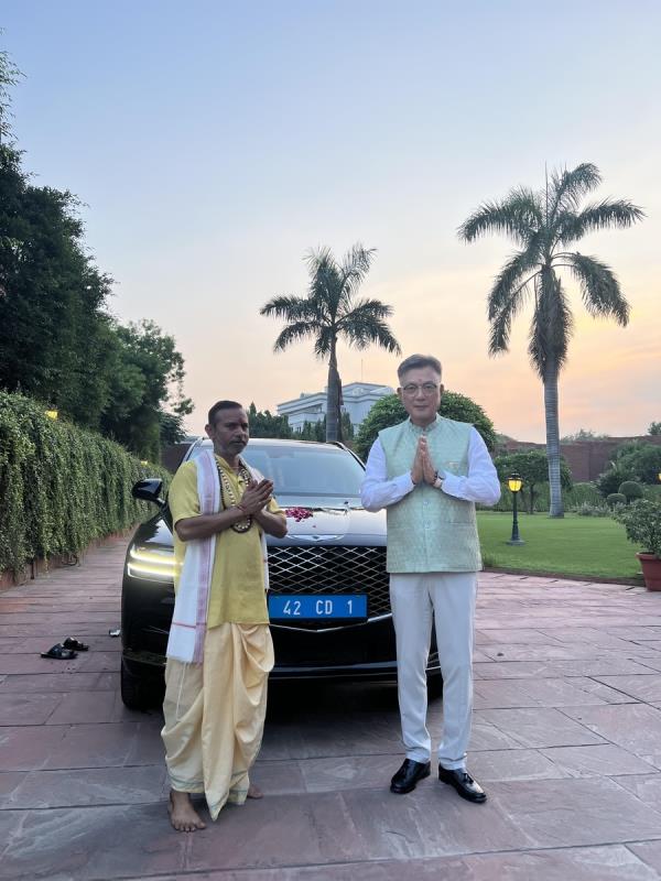 This file photo provided by the South Korean Embassy in India shows Ambassador Chang Jae-bok (R) posing for a photo next to a Hindu priest after holding a puja ceremony for the embassy's new car on Sept. 13, 2023, in New Delhi. (PHOTO NOT FOR SALE) (Yonhap)