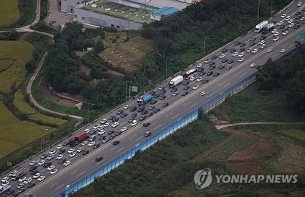 The southbound lane on an expressway near Anseong remains co<em></em>ngested with long queues of vehicles on Sept. 27, 2023. (Yonhap)